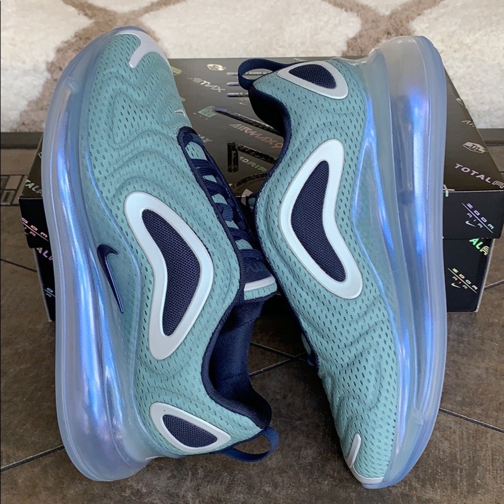 WMNS NIKE AIR MAX 720 Metallic Silver/Midnight Nav - Picture 8 of 16